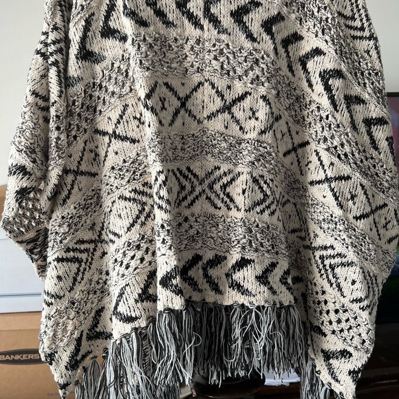 BB Dakota cream & black boho knit oversized poncho. One Size Fits All.  Aztec. - Picture 7 of 7